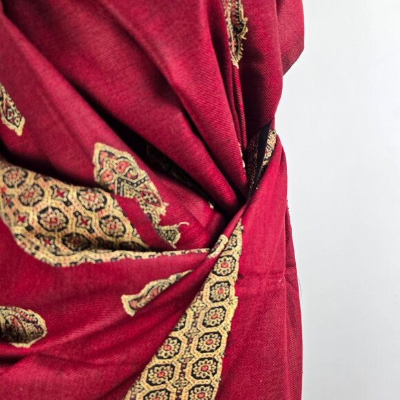 Vintage Kashmiri Embroidery Red & Gold Wrap Scarf Made In India - Picture 3 of 7